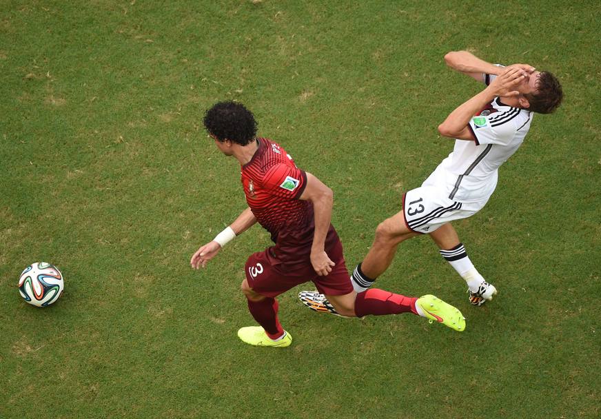 Germania-Portogallo, al 38&#39; del primo tempo Pepe dà una leggera manata a Thomas Müller che si porta subito le mani al volo. Afp